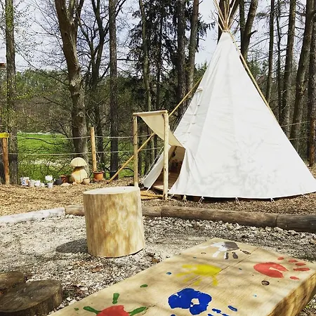 Glamping Nad Meandry Tente de luxe Unhošť