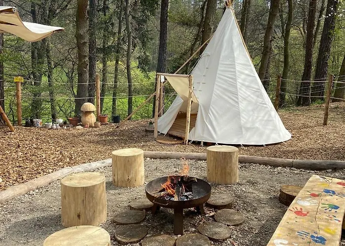 Glamping Nad Meandry Campo de lujo Unhošť